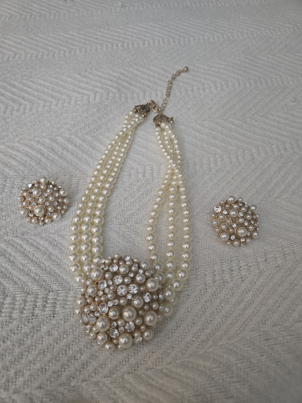 Elegant Pearl and Crystal Statement Necklace & Earrings Set - Cream